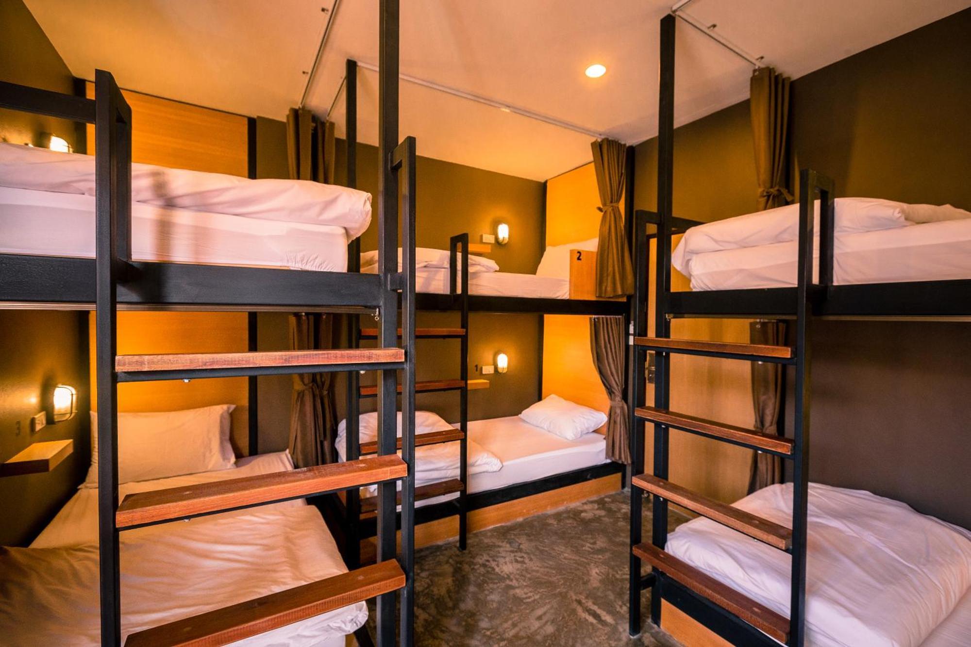 Srisuksant Square Hostel *